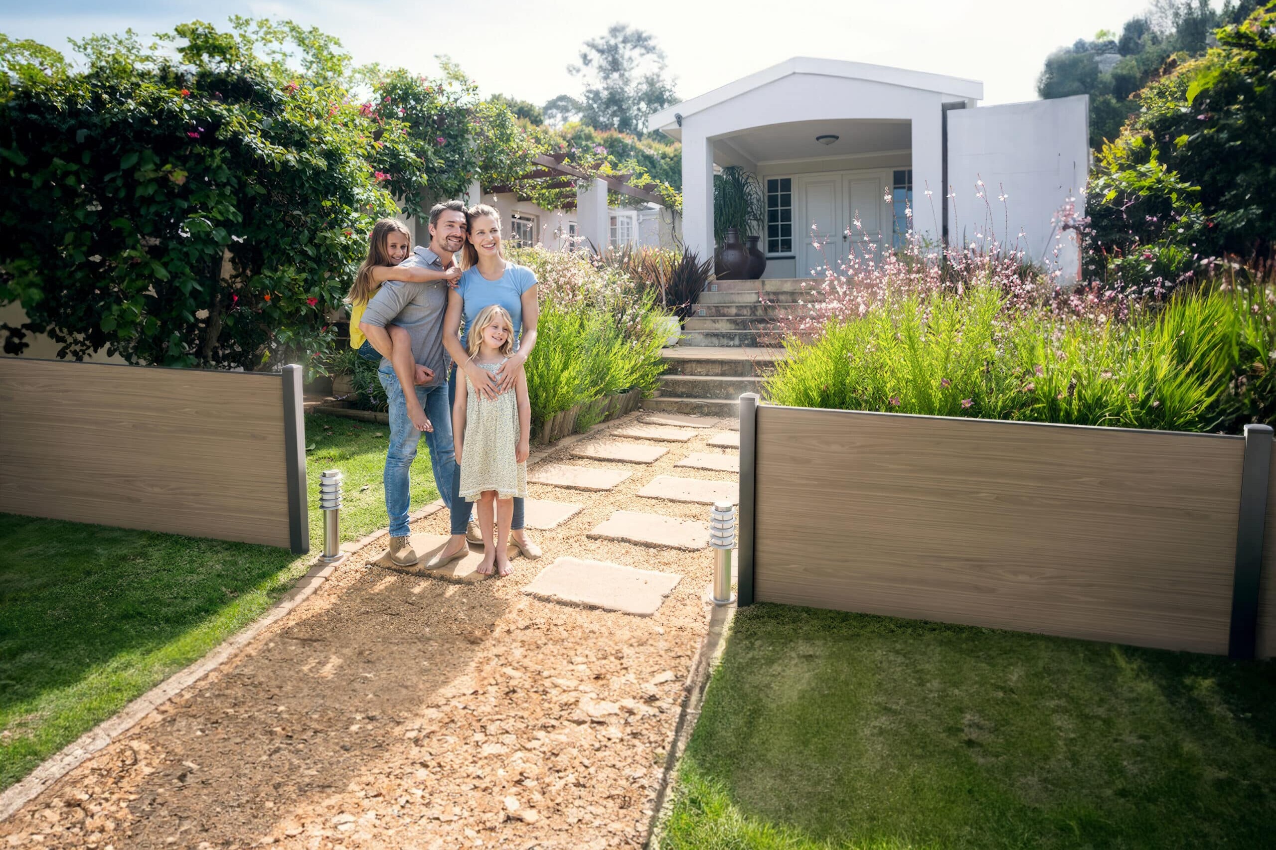 Glückliche Familie und 3D Visualisierung eines Zauns