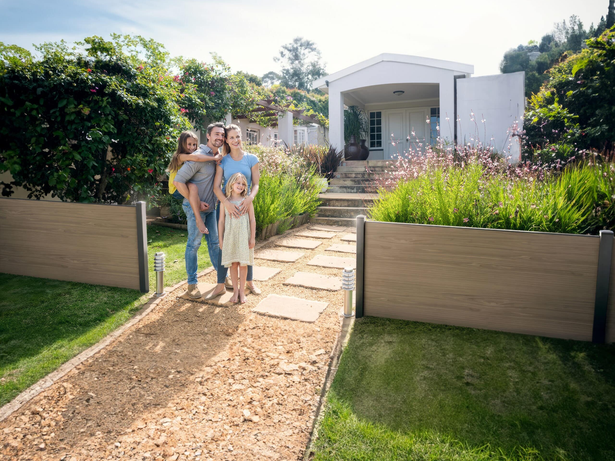 Glückliche Familie und 3D Visualisierung eines Zauns