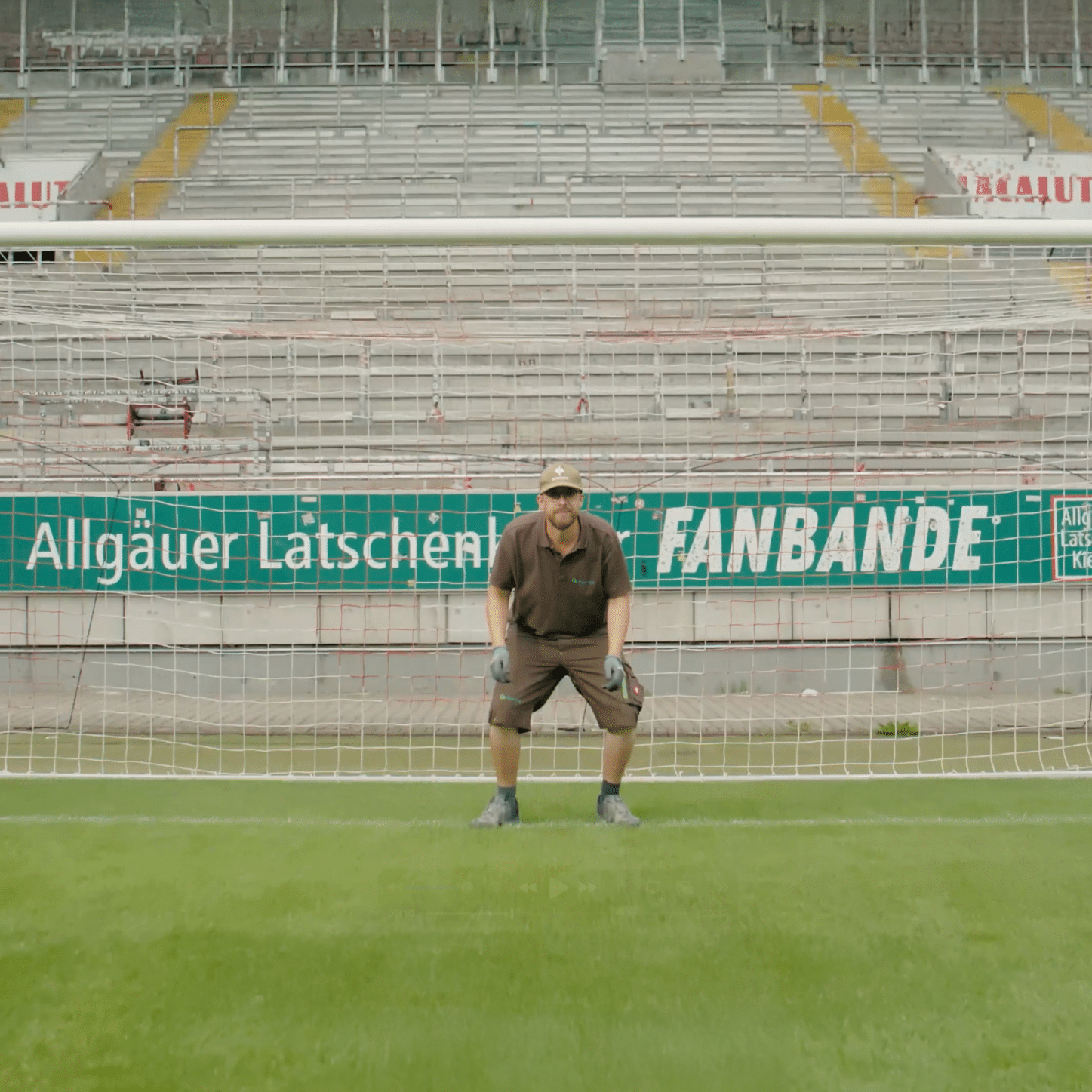 Ein Zaunidee Mitarbeiter steht im Fußballtor