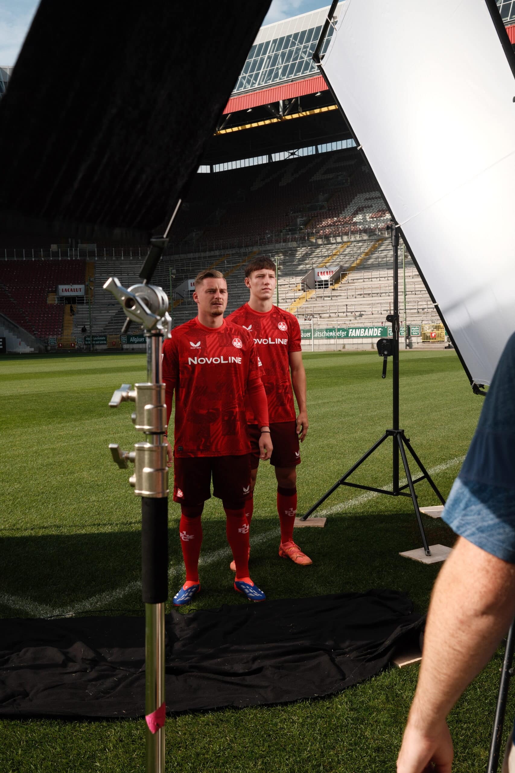 Zwei Spieler des FC Kaiserslautern während der Produktionsarbeiten