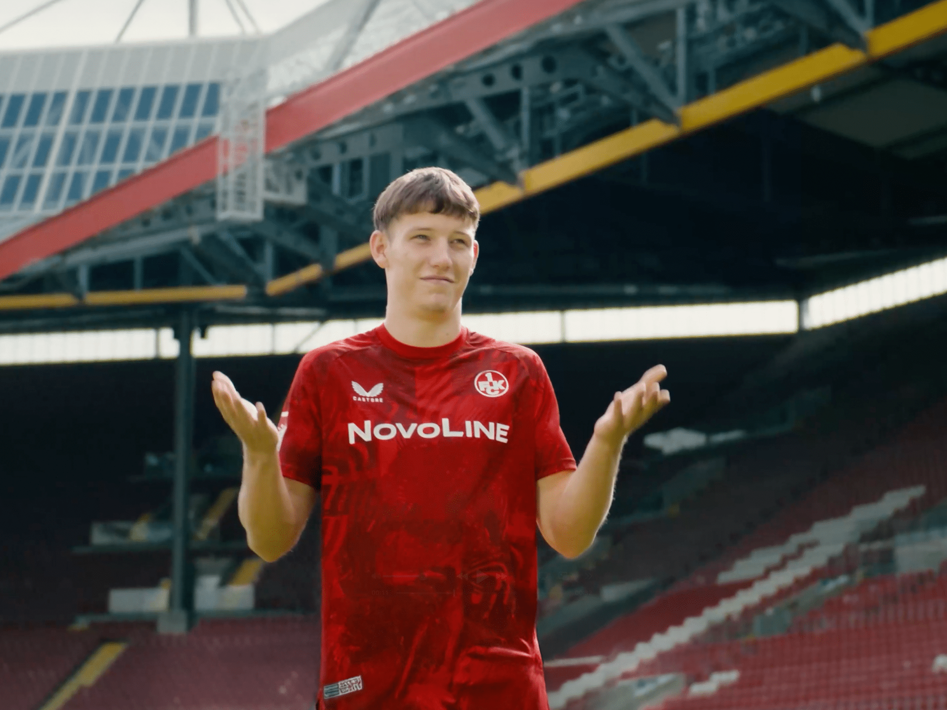 Ein Spieler vom FC Kaiserslautern hält fragend seine Arme in die Luft